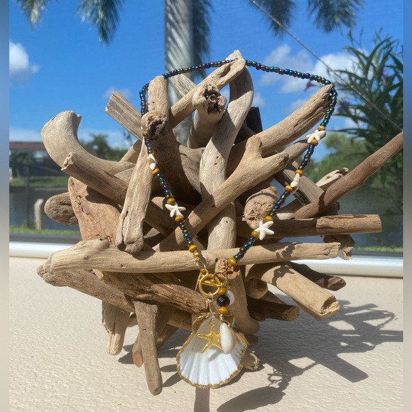 Natural Shell Gilded in Gold Leaf with a Starfish-Freshwater Pearl Boho Necklace - Picture 8 of 8